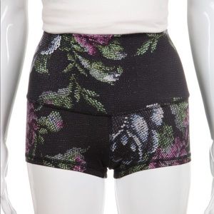 Lululemon 🍋 16-bit floral wunder under shorts